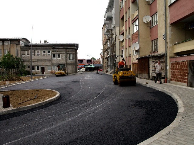 Detalj sa asfaltiranja nove ulice iza Doma zdravlja u Srebreniku